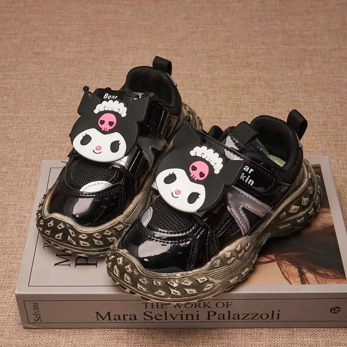 

Детская повседневная обувь, кроссовки, сетчатая весенняя обувь с героями мультфильмов для девочек, нескользящая черная, розовая обувь на толстой подошве на липучке, размер 26-37