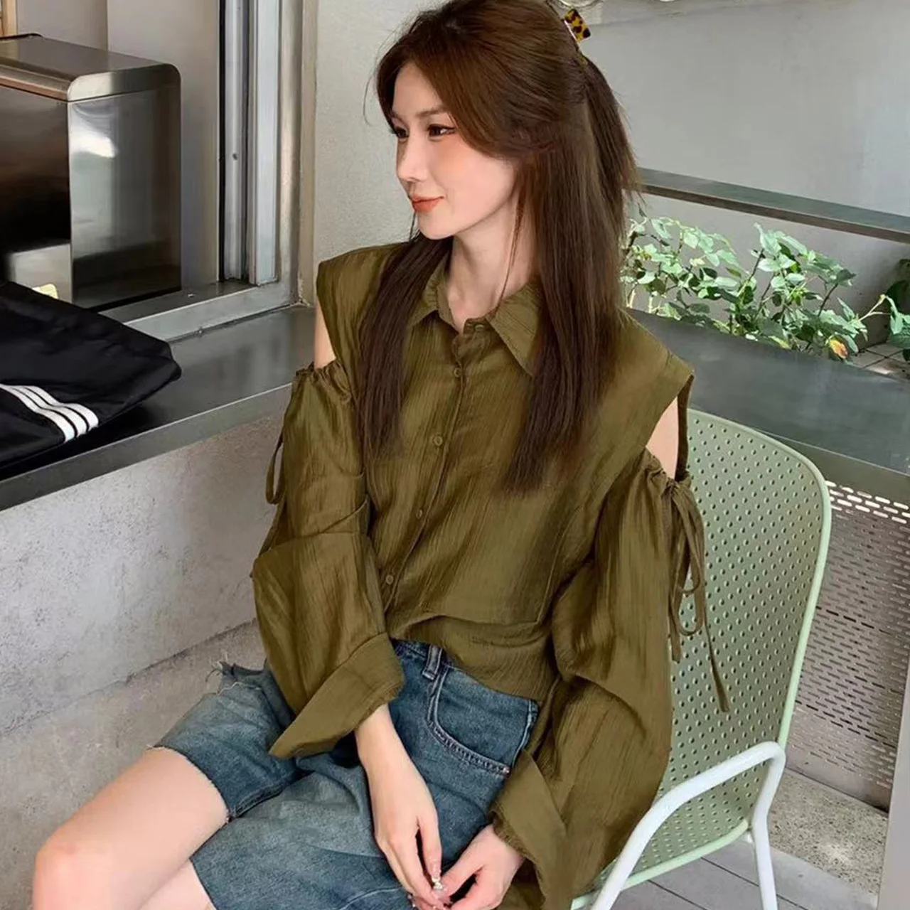 Polo Collar Off Shoulder Long Sleeved Shirt for Women in Autumn New Korean Style Fashion Design Age Reducing Top