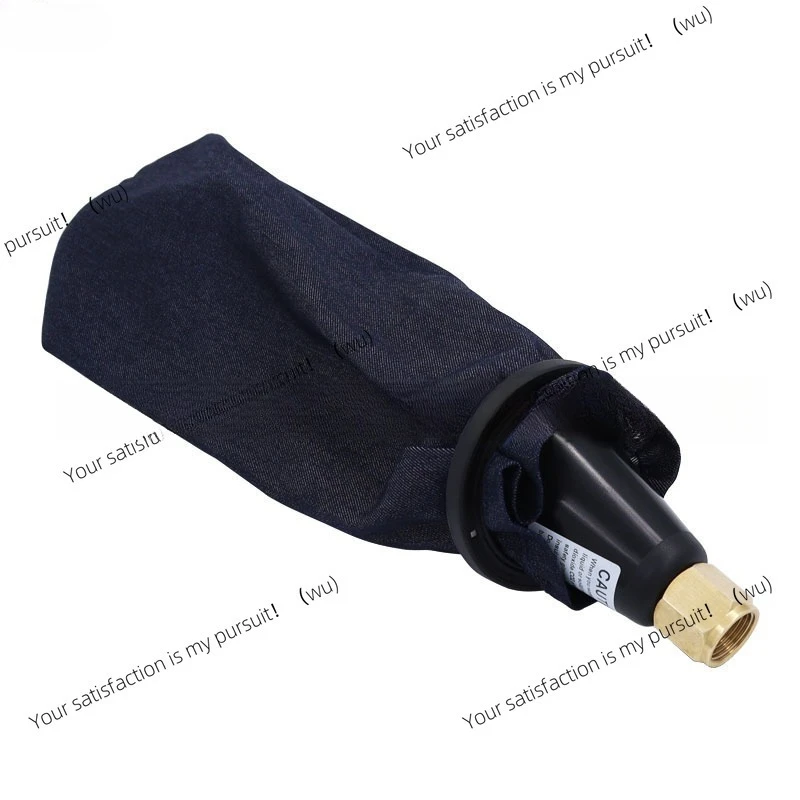 The new dry ice maker is connected to carbon dioxide gas cylinders, household fog production stage atmosphere, dry ice maker