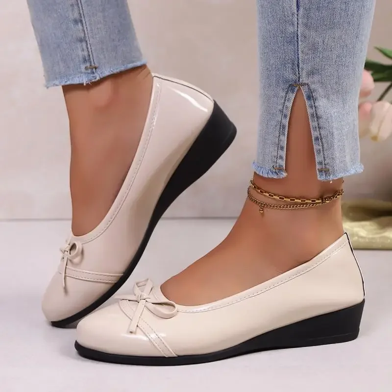 Retro Solid Round Toe Wedge Heel Pumps Women 2025 Summer Bowknot Decoration Patent Leather Pumps Sweet Mary Jane Shoes Women image 3