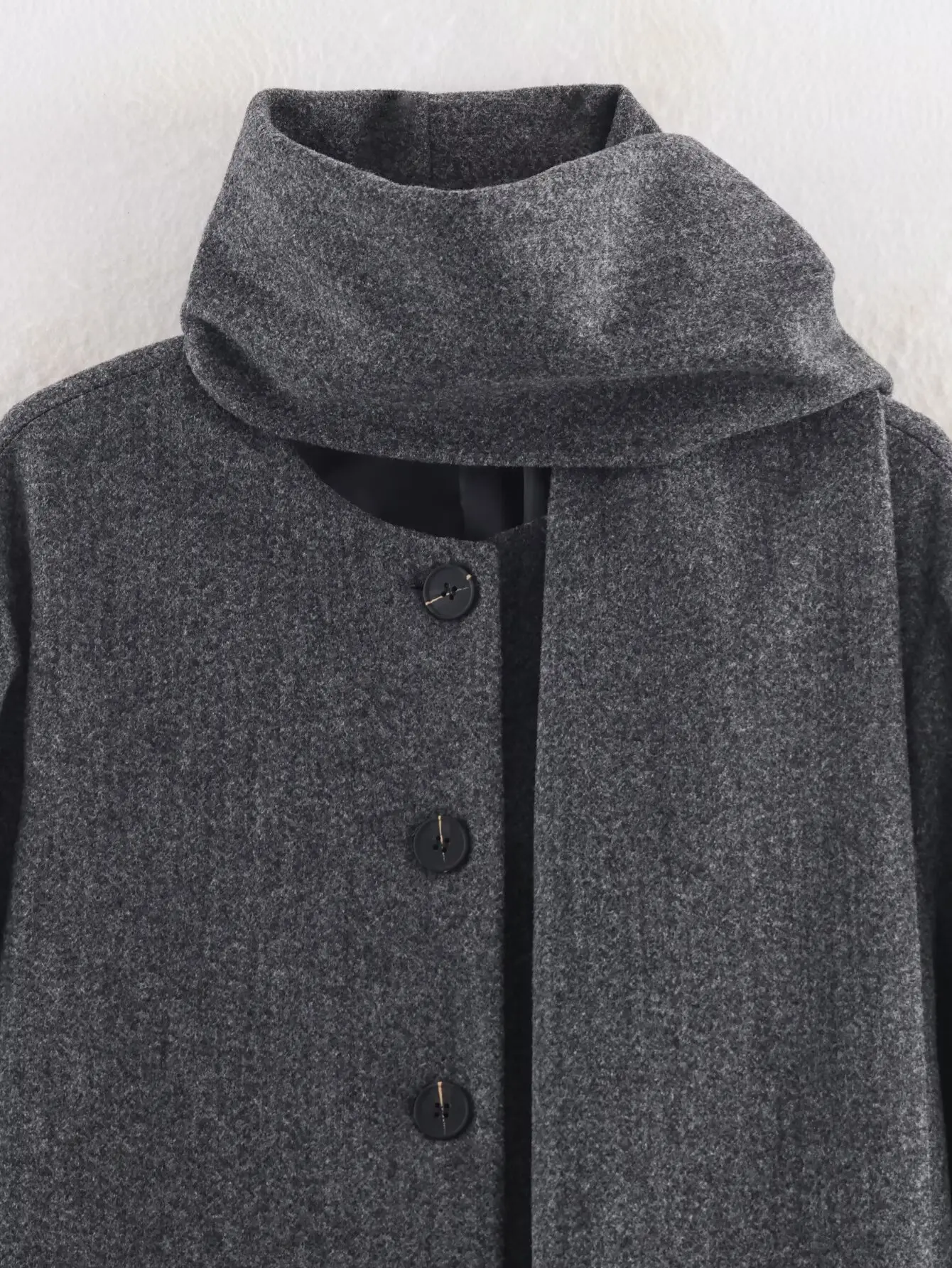 เสื้อโค้ทผู้หญิง DiYiG รุ่นใหม่ประจำฤดูหนาวปี 2025 แฟชั่นสีพื้น ผ้าคลุมไหล่แบบผูกคอ แขนยาว ติดกระดุม  แมทช์ได้กับทุกชุด เสื้อคลุมตัวนอกสำหรับผู้หญิง