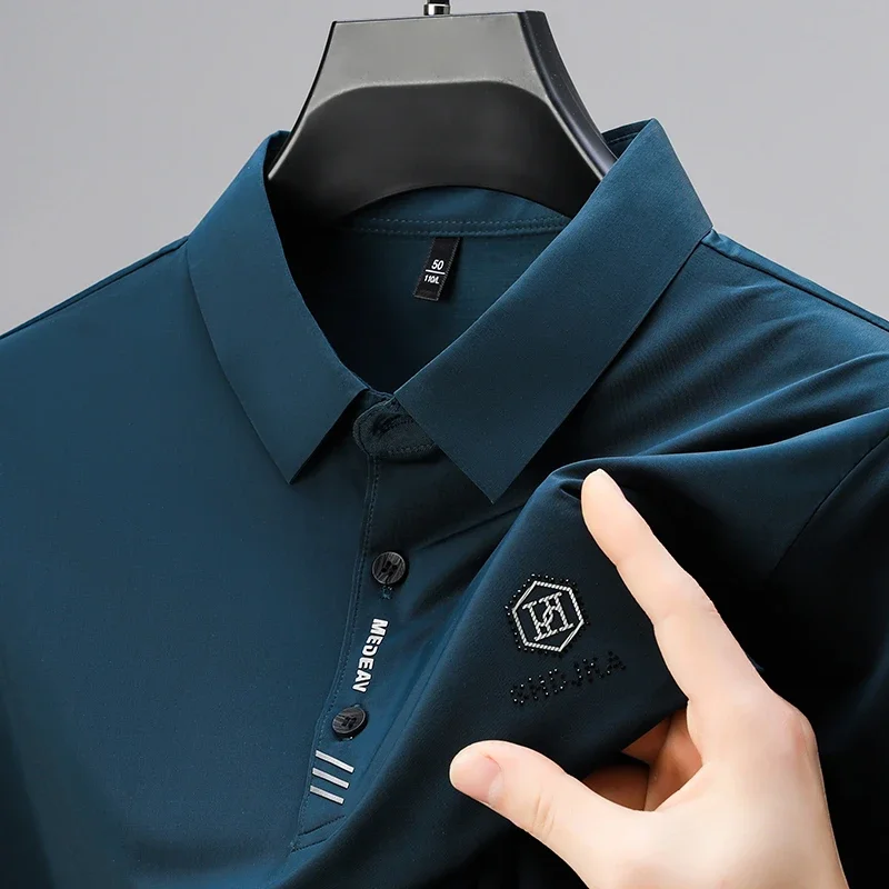 Neues Herren Business Casual Kurzarmhemd mit Abzeichen einfarbiges Polos hirt modisch atmungsaktiv bequem vielseitig Top