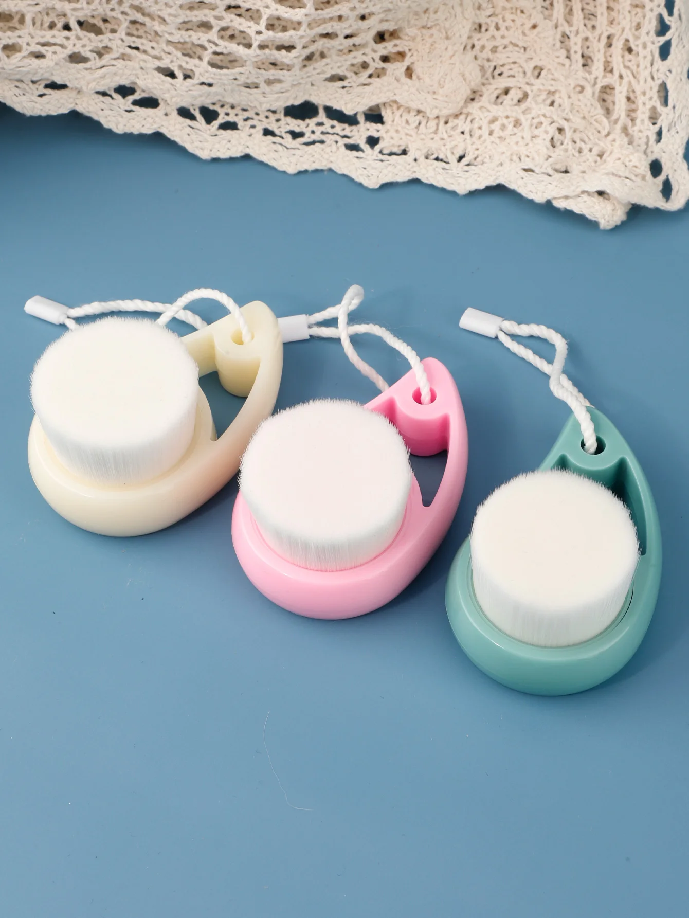 مجموعة فرش تنظيف بحجم مناسب للسفر 1/3 قطعة، فرشاة تنظيف مقشرة ناعمة ولطيفة، سهلة الاستخدام للبشرة الحساسة