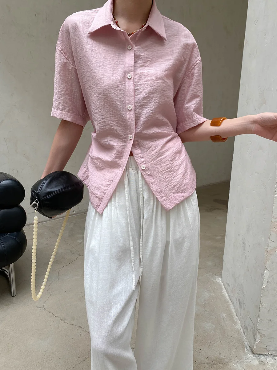 Sommerliches Damenhemd in unifarbenem Design mit Reverskragen, plissiertem Bund und Fünf-Viertel-Ärmeln. – Detail 20