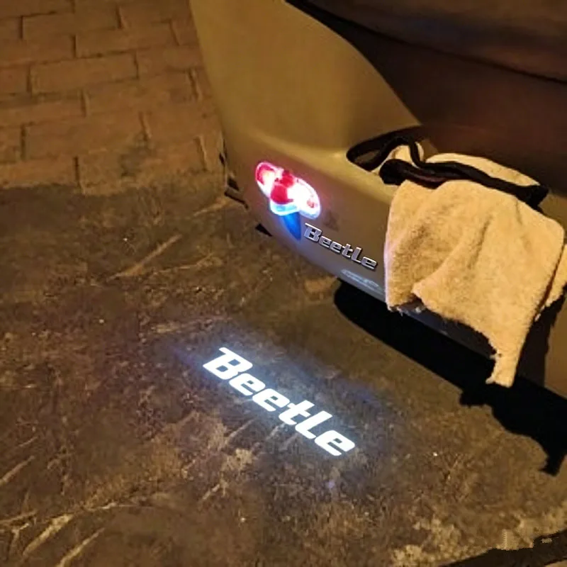 2 Stück LED-Autotür-Willkommenslicht Boden-Schattenlampe Projektor Zubehör für Beetle 1998 2000 2001 2002 2003 2004 2005 – Detail 1