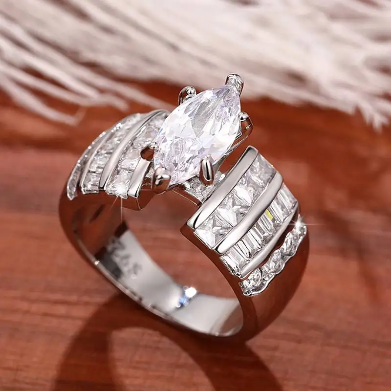 Huitan Wunderschöner Damenring mit brillantem Marquise-CZ-Design, geometrisches Design, Party-Accessoires für Damen, modischer, bezaubernder Hochzeitsschmuck