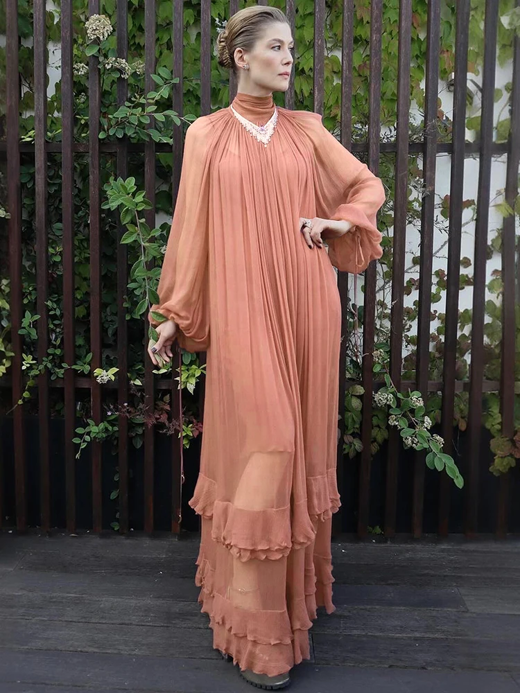 Sukienka maxi z szyfonu w stylu vintage – elegancka, zwiewna sukienka boho z wysokim dekoltem, długim rękawem, o kroju litery A, oversize, idealna na jesień i zimę.