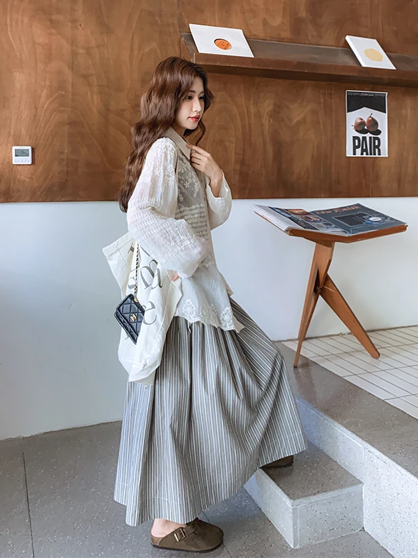 

Новый осенний комплект 2026 года: женский костюм из двух предметов с вертикальными полосками, вышивкой и юбкой макси, с высокой талией, для повседневной носки.