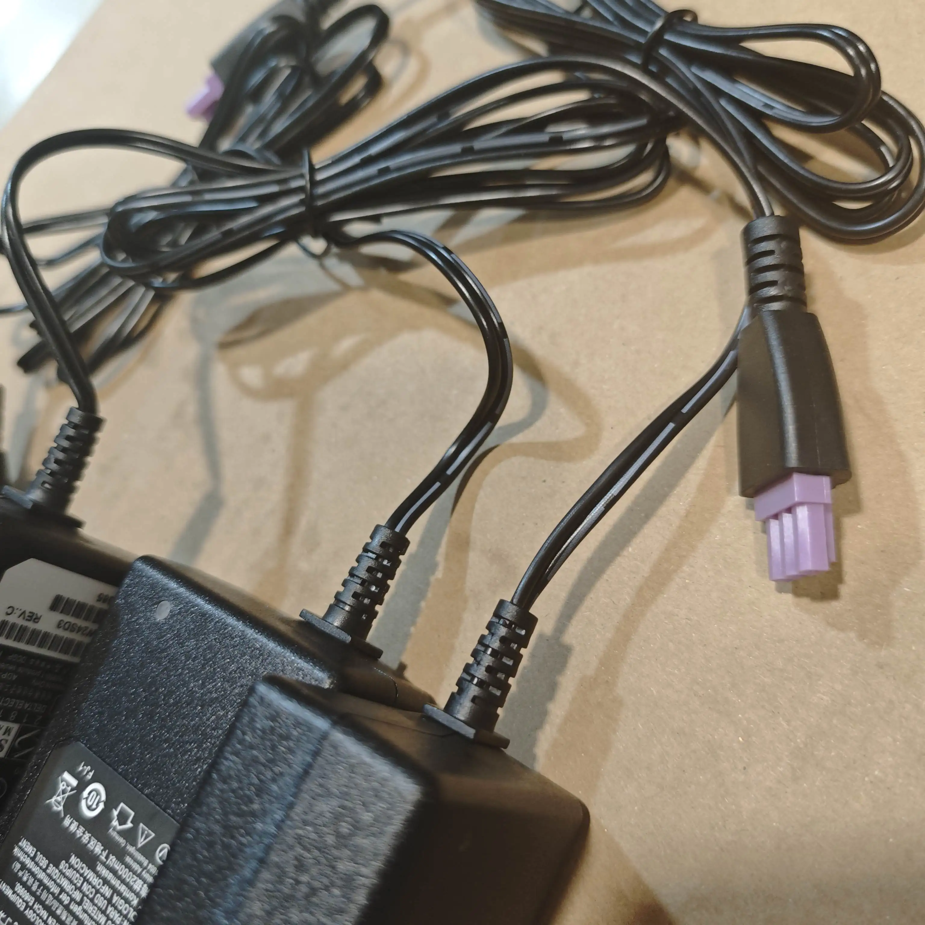 

0957-2385 Адаптер переменного тока, зарядное устройство, блок питания 22 В 455 мА для HP 1010 1012 1510 1512 1513 1514 1518 2515 2540 2541 2542 2543 2544 2546