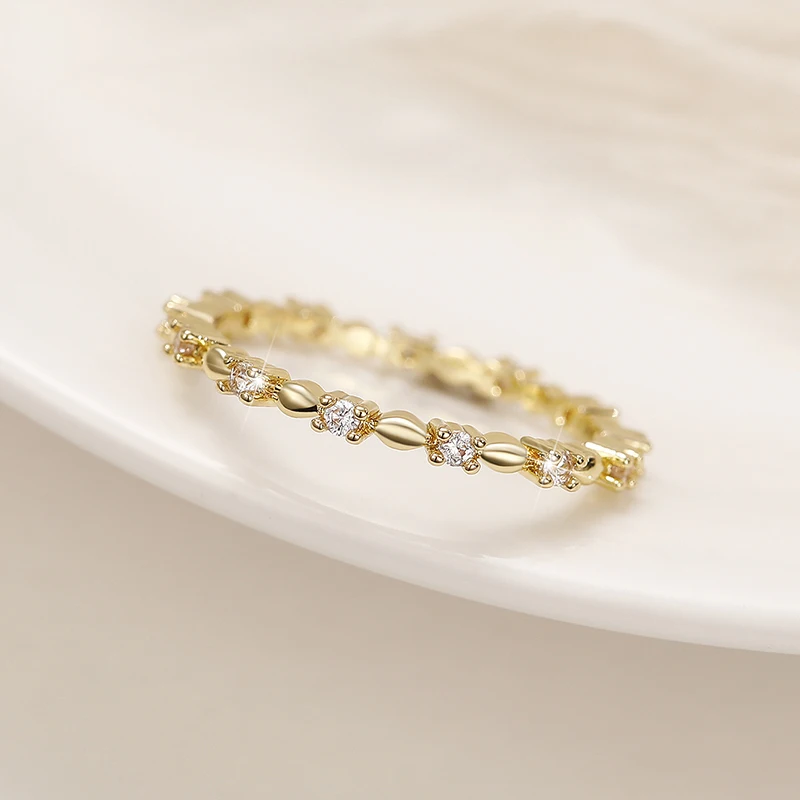 Huitan Minimalistische Dünne Ringe für Frauen, Alltag, Party, Exquisiter Damenring mit Kubischem Zirkonia, Statement-Schmuck, Geschenk