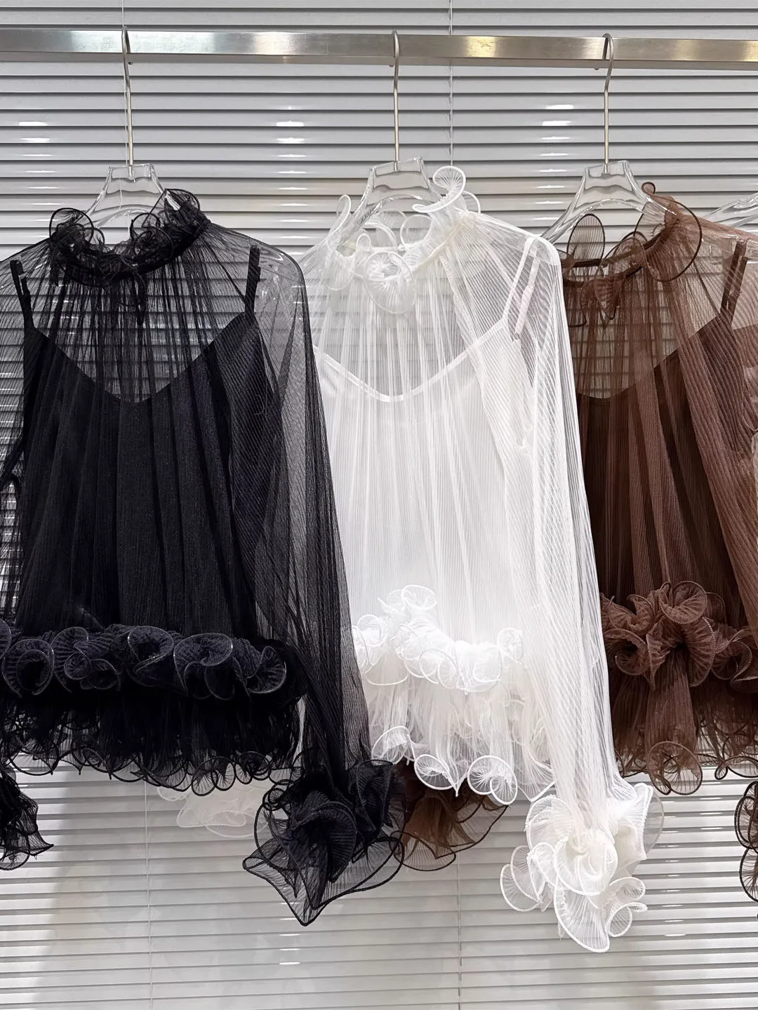 

Новинка Весна-Лето: Женский комплект из двух предметов – сексуальный топ-камизол с кружевной отделкой и длинными рукавами из сетки, в корейском стиле, для повседневной носки.