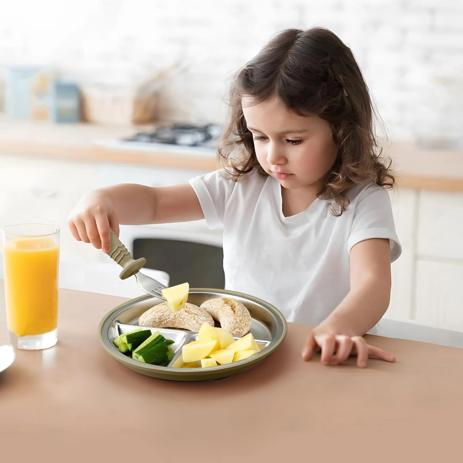 

Children's stainless steel dinner plate with suction cup to prevent tipping, dishwasher and microwave safe, easy to clean.