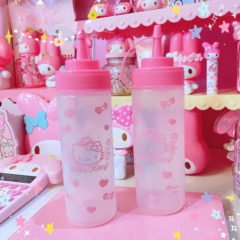 

Новинка 2026: Мультяшная пластиковая бутылка для соуса Hello Kitty (аниме, Sanrio), бутылка для кетчупа, милая кавайная кухонная утварь