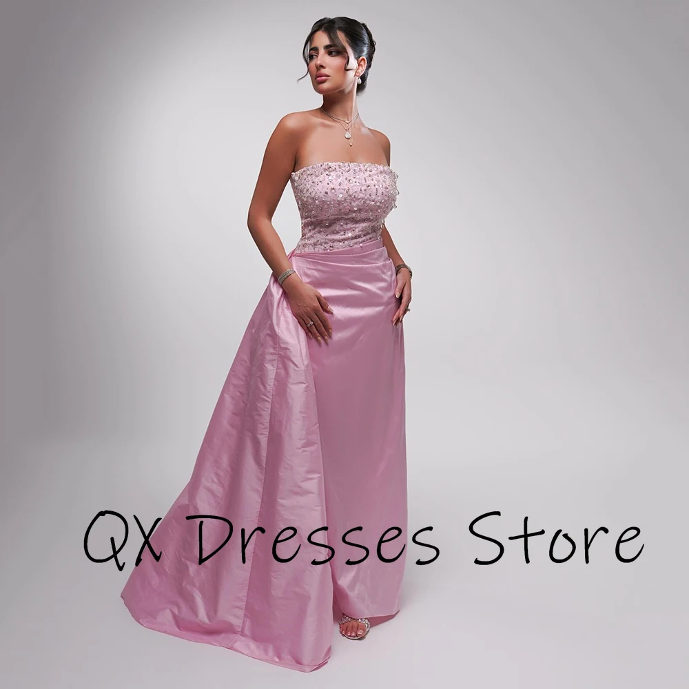 Sukienka wieczorowa bez ramiączek, różowa, satynowa, bez rękawów, z kryształami, prosta, na przyjęcie, z trenem typu sweep, długości do kostek, suknia balowa.