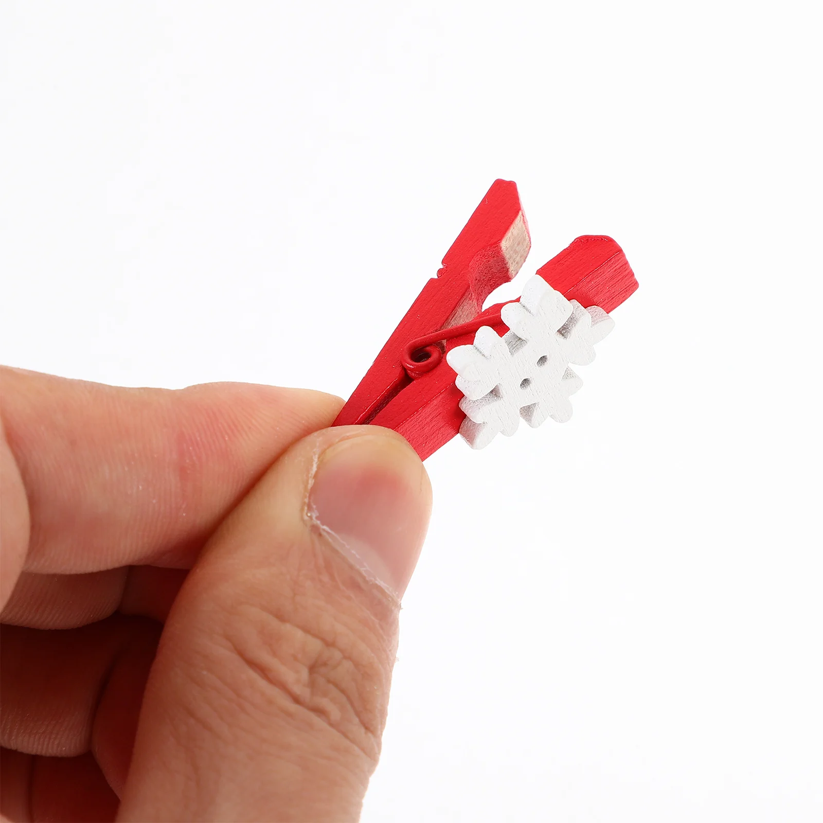 

125Pcs Christmas Photo Clips Wooden Xmas Clothespins for Hanging Photos Memos Artworks Holiday Decorations Lightweight Compact