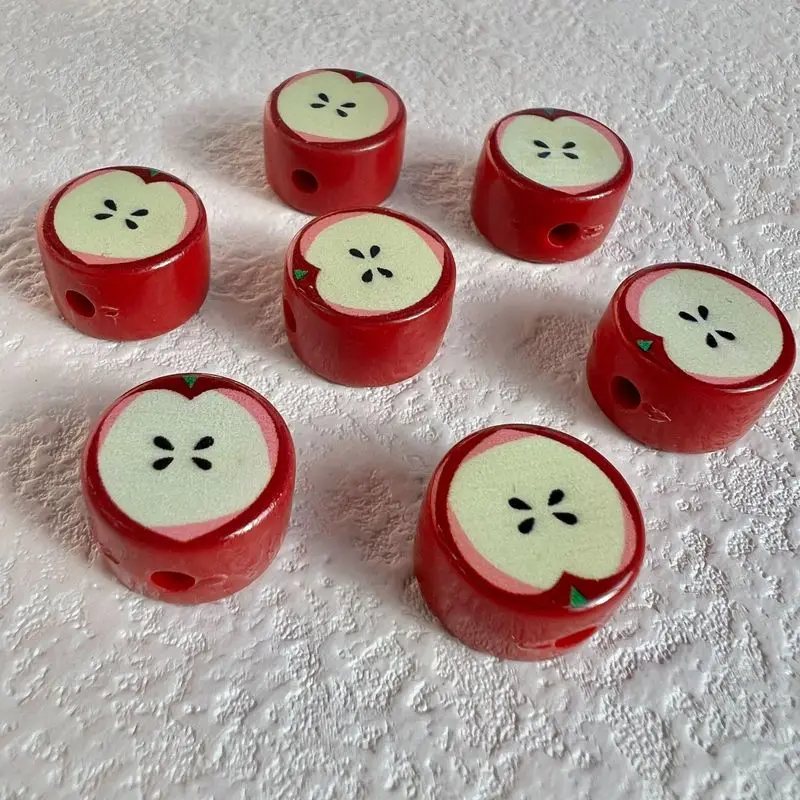 50個入りのアップル型アクリルビーズ。かわいいアクセサリーやdiyの材料として、卸売価格で販売。