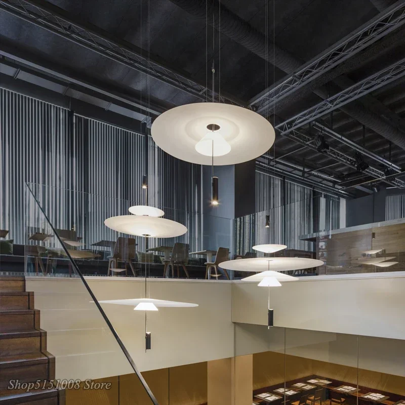 Studio italiano Club Villa UFO Lampadario Ristorante Bar Sala espositiva Illuminazione Lampada a sospensione di lusso semplice e leggera Arredamento della stanza