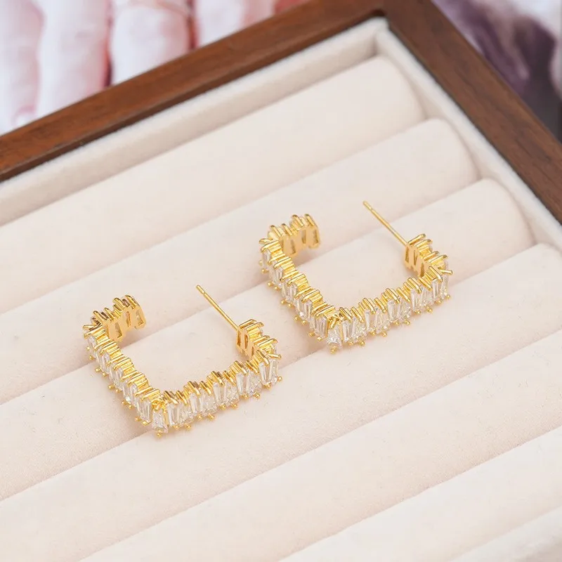 New square-shaped earrings set with zirconia, featuring geometric micro-set zirconia and exuding a sense of sophistication.