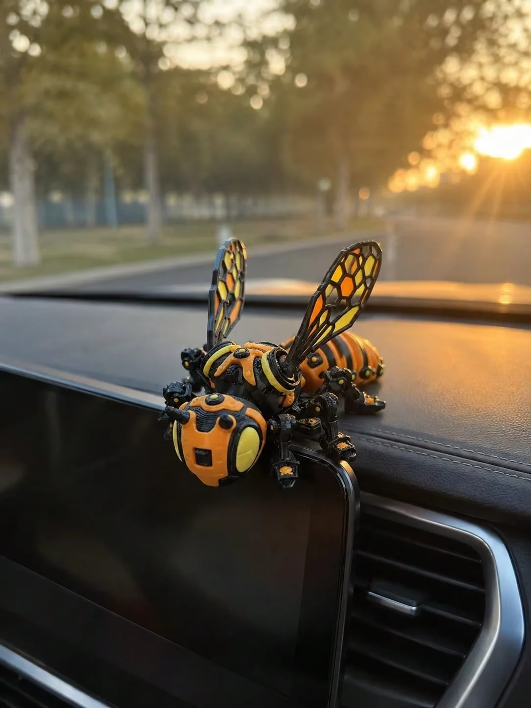 Cyberpunk Mechanical Bee Car Ornament, Articulated Joints Removable Wings, Cool Tech-Style Auto Interior Decor