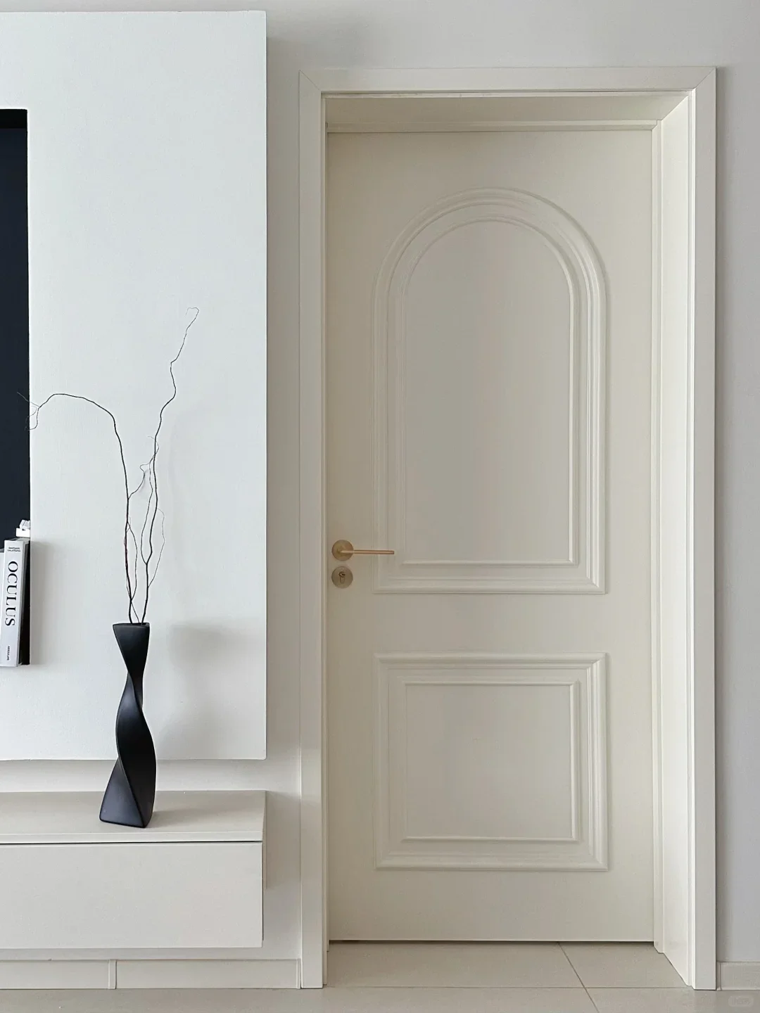 Porta dell'hotel in legno per camera da letto vintage Porte interne francesi ad arco in legno massello per bagno Linea con fibbia in vernice Cucina Porte in vetro nero