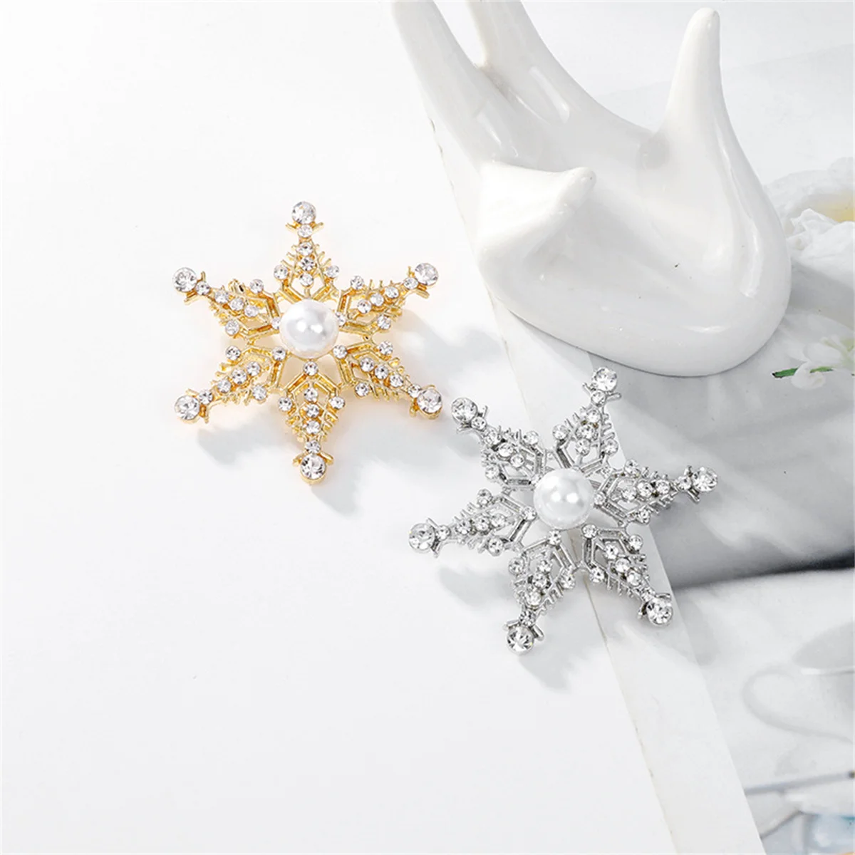 Rinhoo Rhinestone Imitation Pearl Snowflake Brooches For Women Festivel Christmas Snow Flower Pins Winter Badge New Year Jewelry