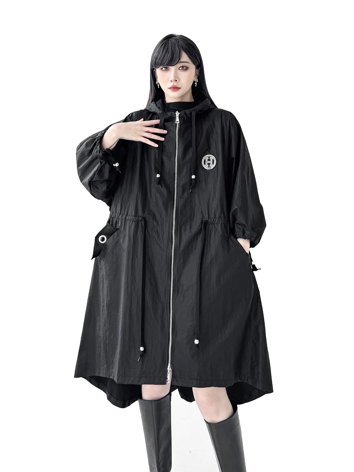 

Черная демисезонная куртка с капюшоном, свободного кроя, с утяжкой на талии, средней длины, с рукавами «летучая мышь», из полиэстера, ветрозащитная