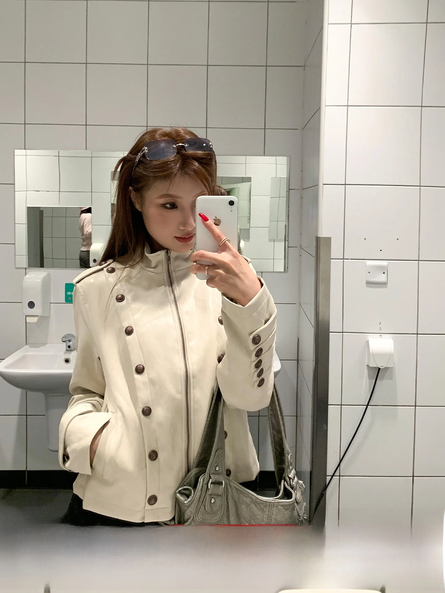 

Американская кожаная куртка на пуговицах для женщин, повседневная, приталенная, весенне-осенняя, короткая мотоциклетная куртка, модный хит