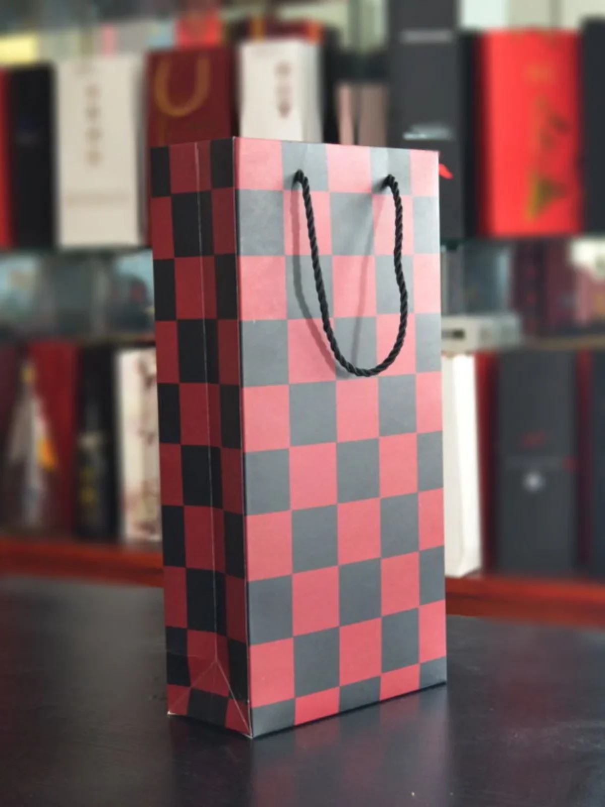 12pcs Red and Black Checkered Red Wine Bags Customized Fashion Wine Packaging Handheld Box Thickened Packaging Bag for Gift Wine