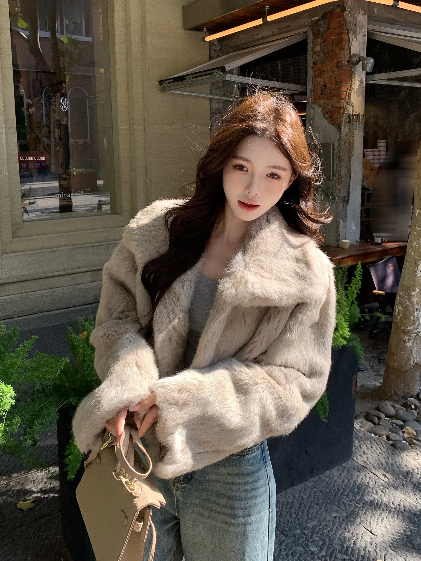 

Модная короткая шуба из кроличьего меха DD Pelt "Vanilla Latte" из цельных шкурок с воротником-стойкой, дышащая, декоративная, комфортная, теплая...