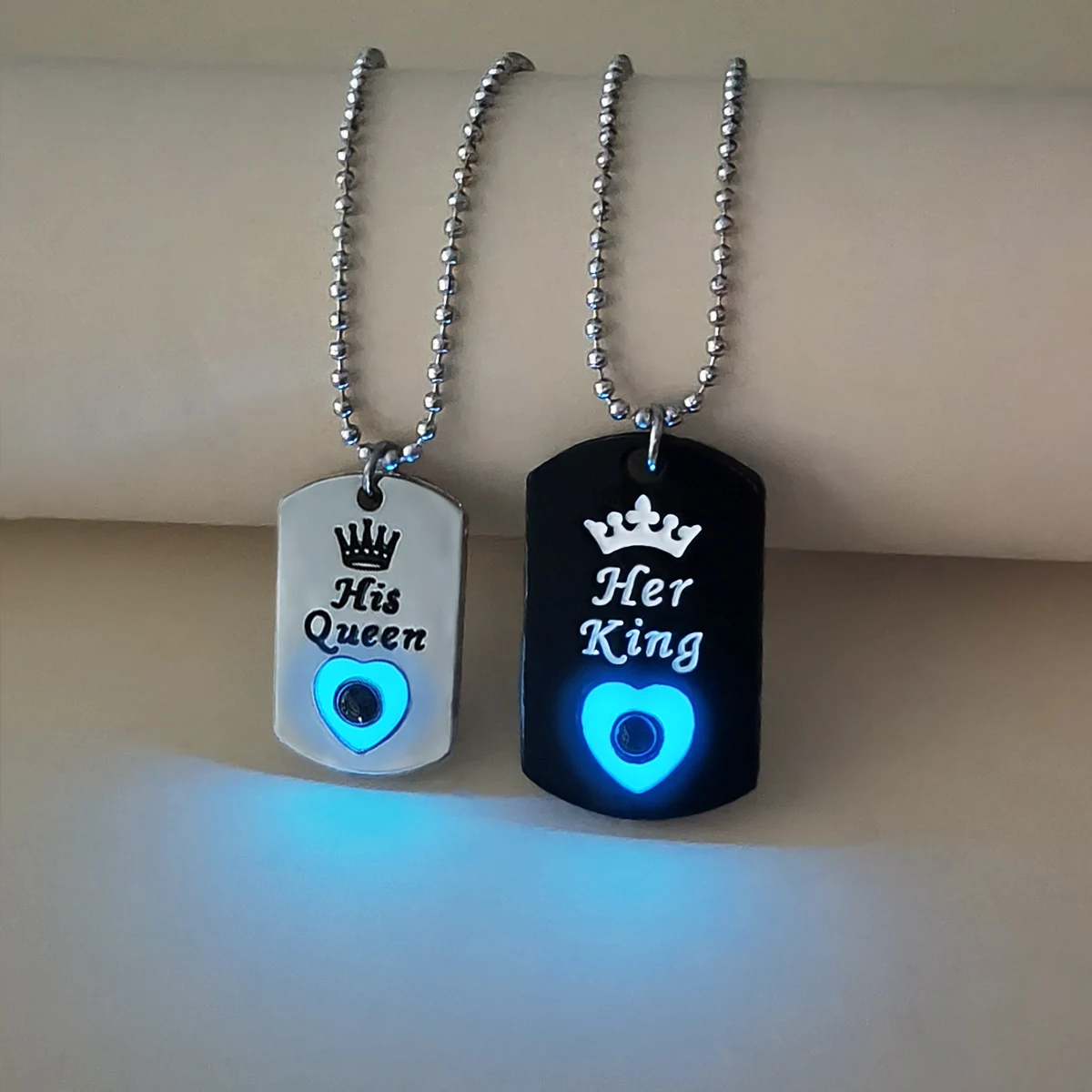 مجموعة مكونة من قطعتين من القلائد بتصميم التاج المتوهج في الظلام مع 100 لغة أنا أحبك هدية مجوهرات عصرية للزوجين