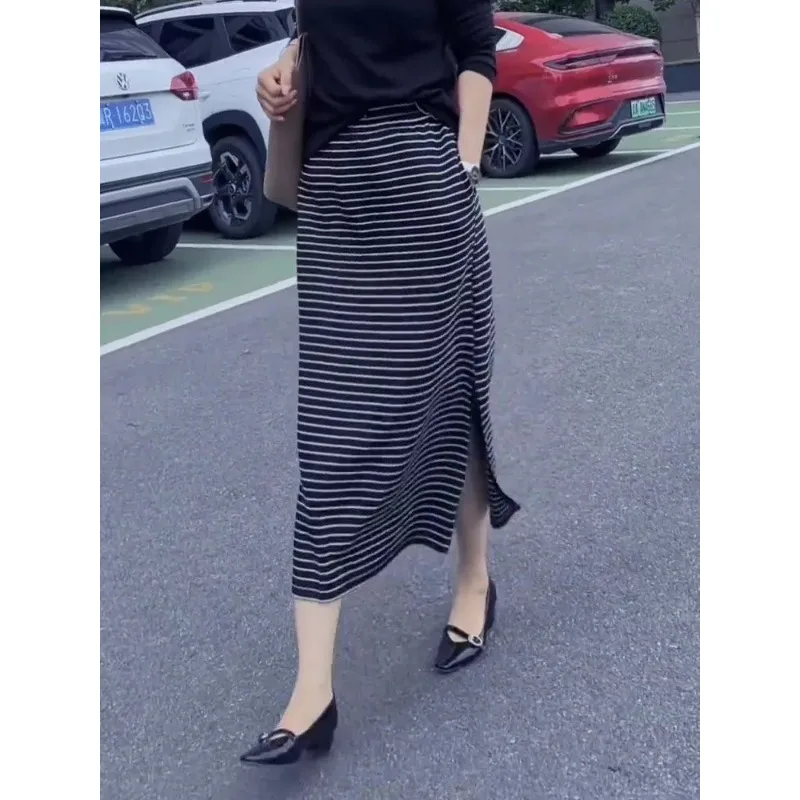 Zwart gestreepte losse lange rok dames 2025, nieuwe modieuze westerse stijl, eenvoudige, veelzijdige rechte rok