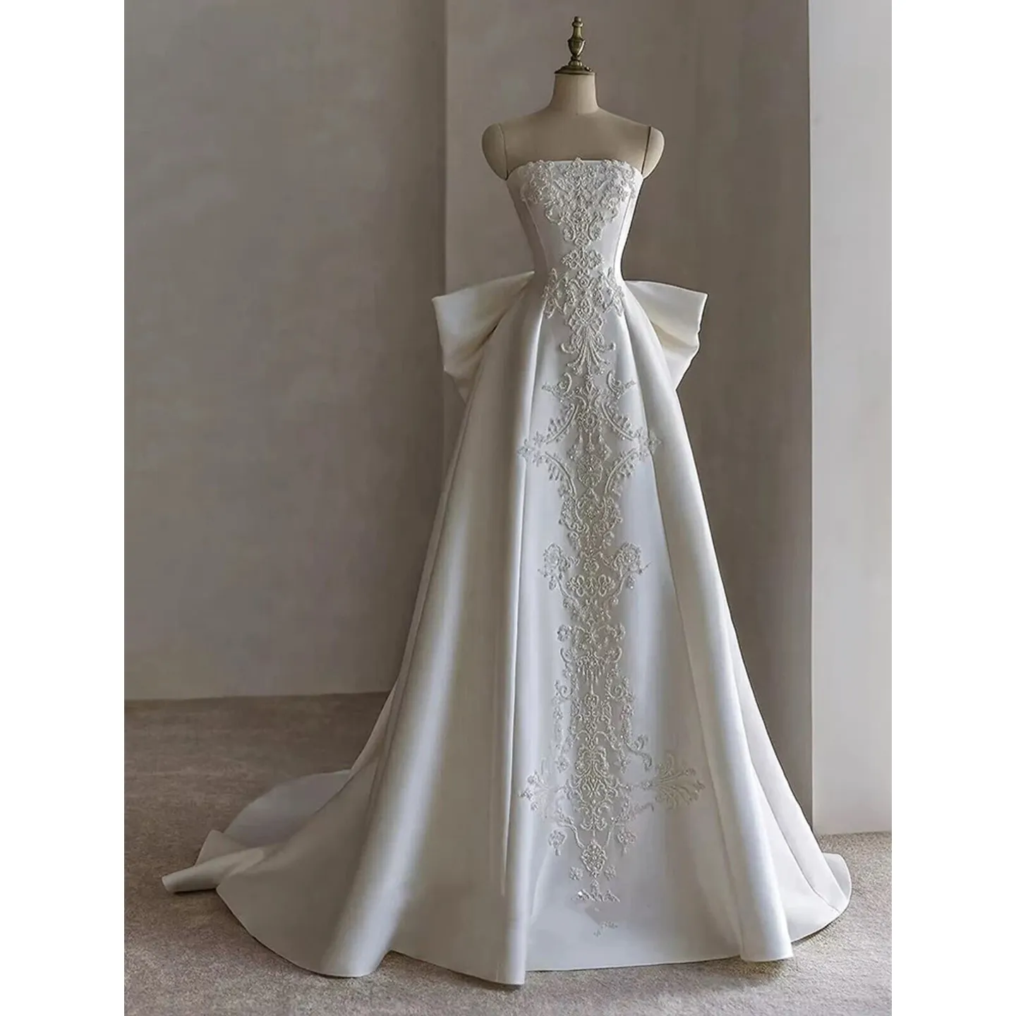 

Elegant Satin Wedding Dress Ivory Bridal Gowns Floral Applique Decorations Wedding Gowns Strapless Lace-up Back Sweep Train