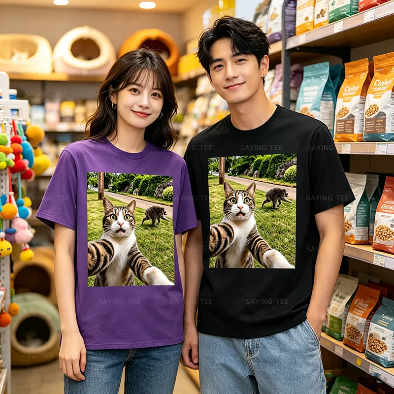 Jimothy Cat Selfie Raccoon Legend T-Shirt Y2k Niedliches Jimothy Raccoon Kitty Lover Grafik-Bekleidung für Frauen Männer Streetwear T-Shirts – Detail 3