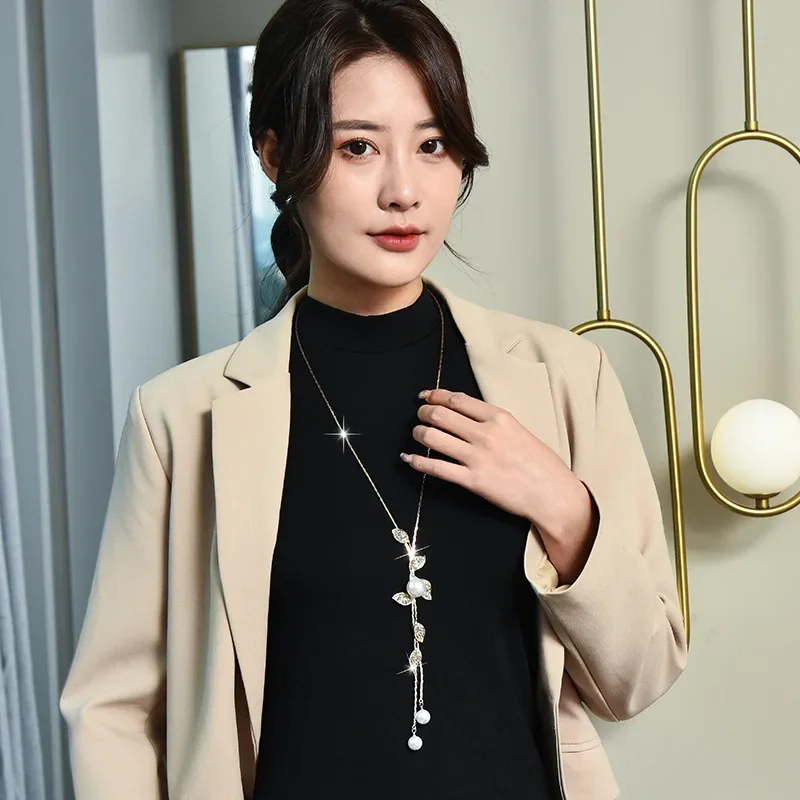 هذا قلادة متعددة الاستخدامات وأنيقة وراقية مع سلسلة سترة طويلة على شكل ورقة شجر