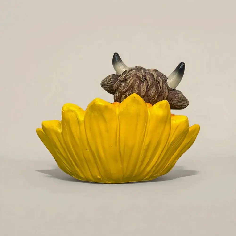 Anti-fouling Resin Art Resin Figurine Flower Highland Cow Figurine with Floral Base Cute Spring Highland Cow Statue for Home