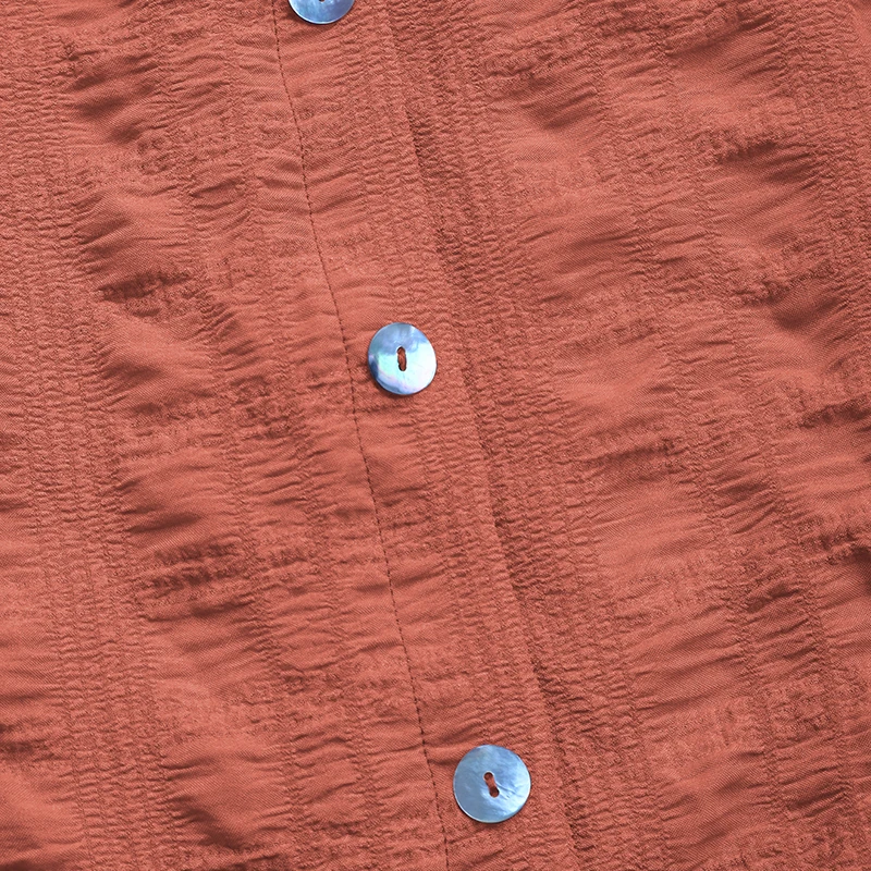 ชุดเดรสสตรีสีชมพูแขนกุดติดกระดุมด้านหน้าชายกระโปรงระบายพร้อมกระเป๋าสายรัดปรับได้ชุดเดรสมินิสไตล์โบโฮลำลองสำหรับฤดูร้อน