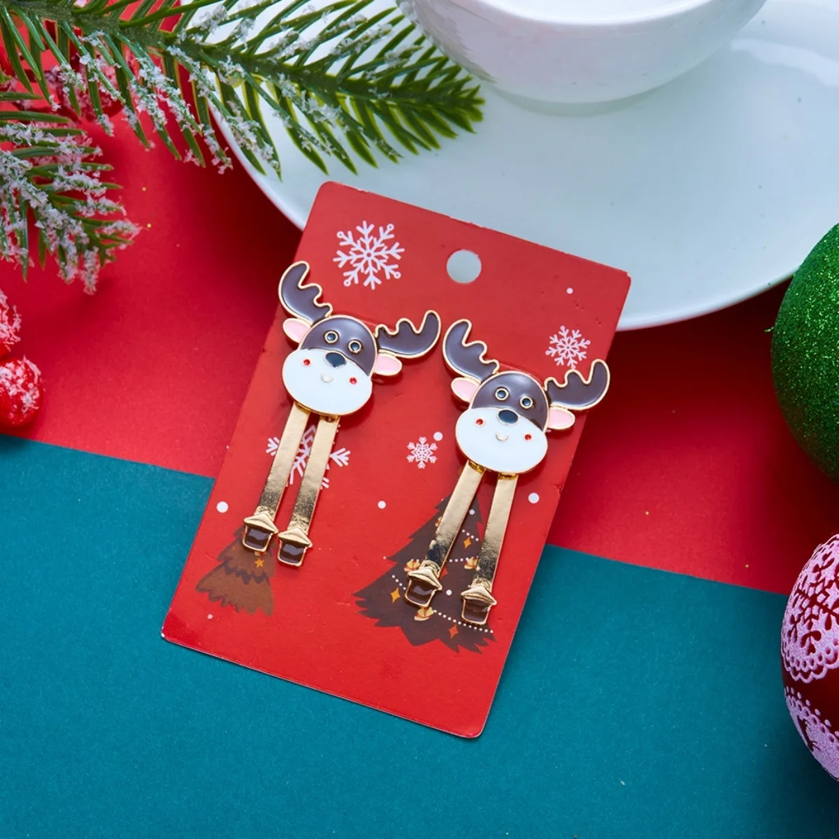 Weihnachtliche Emaille-Ohrringe mit Weihnachtsmann, älterer Dame, asymmetrischem Design, für Damen, mit Motiven von Rentier, Schneeflocke, Lebkuchenmann und Süßigkeiten, Schmuck. – Detail 23