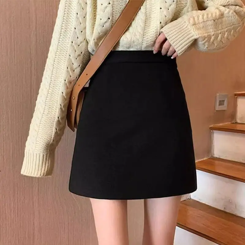 

Autumn and Winter Woolen Skirt, Mini Pants Skirt, Covering The Hips To Make You Look Slim, with A High Waist and Tight Fit