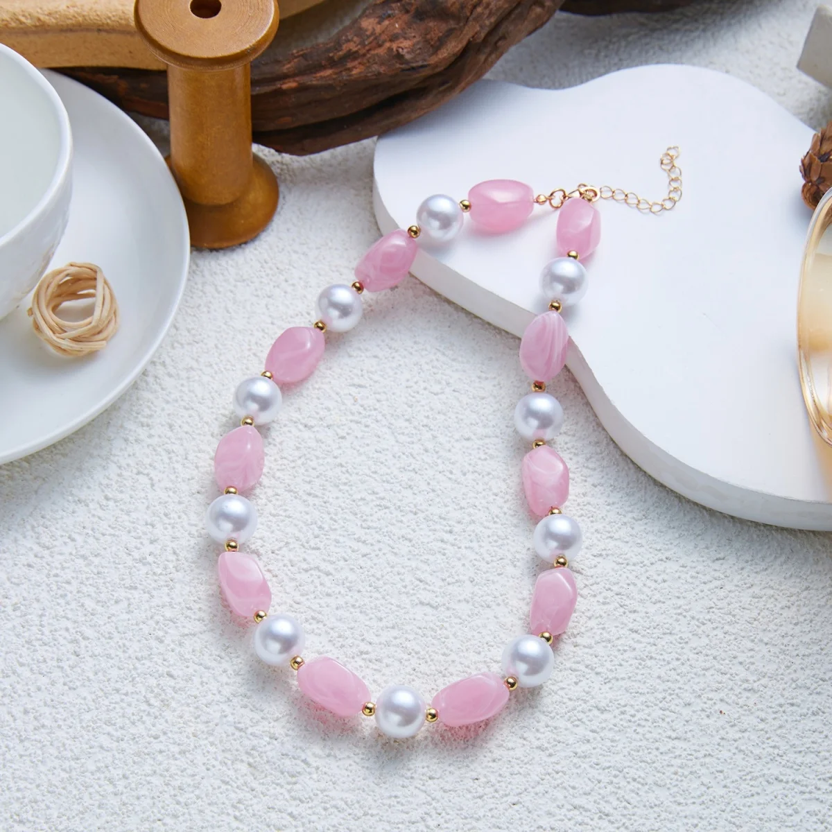 Französische sanfte barocke Halskette mit simulierten Perlen aus rosa Harz für Damen und Herren, elegante, süße, unregelmäßige Perlen, Choker-Schmuck, Geschenk – Detail 22