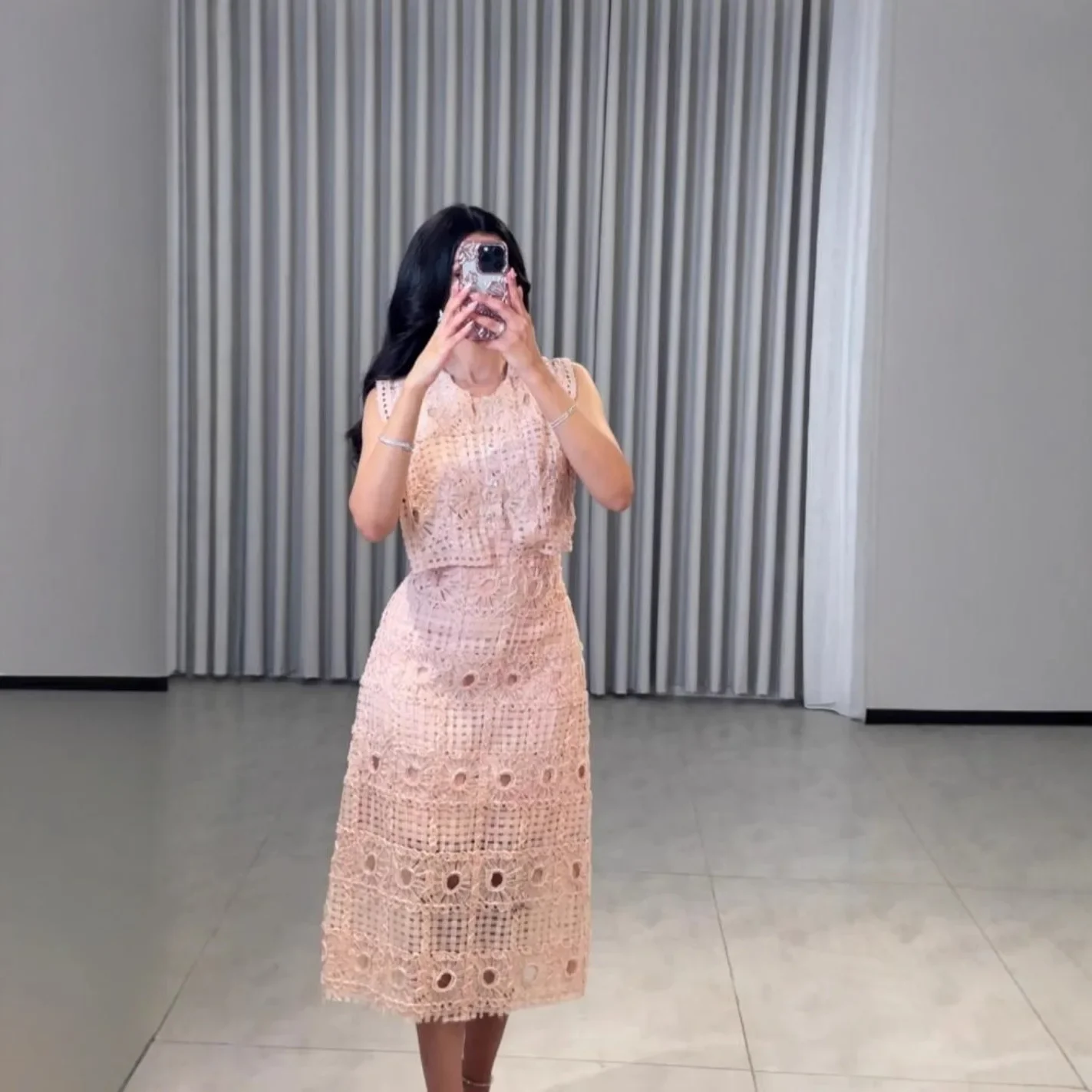 Kleidung Neues ärmelloses Blumen-Jacquard-Spitzenkleid mit hoher Taille im Nahen Osten, einfarbig