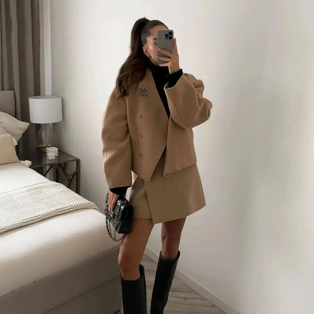 طقم جاكيت نسائي قصير غير متماثل كاجوال ، رقبة حرف V ، تنورة صغيرة فريدة ، موضة عتيقة ، أنيقة ، أحادية اللون ، بداية الخريف ، جديد ،