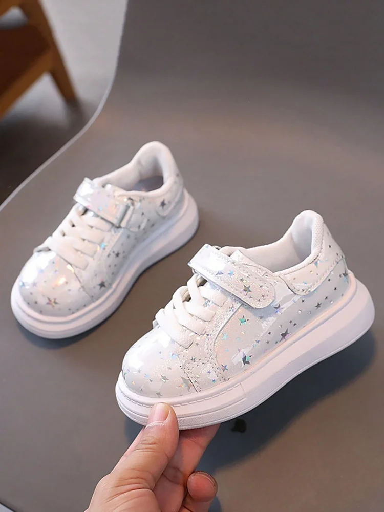 Paire de petites étoiles, chaussures de sport coordonnantes en cuir brillant à la mode, baskets pour filles, chaussures décontractées légères pour garçons, adaptées aux uniformes du campus de la rentrée scolaire sports de fête d'intérieur et d'extérieur, jeu et voyage, quatre saisons