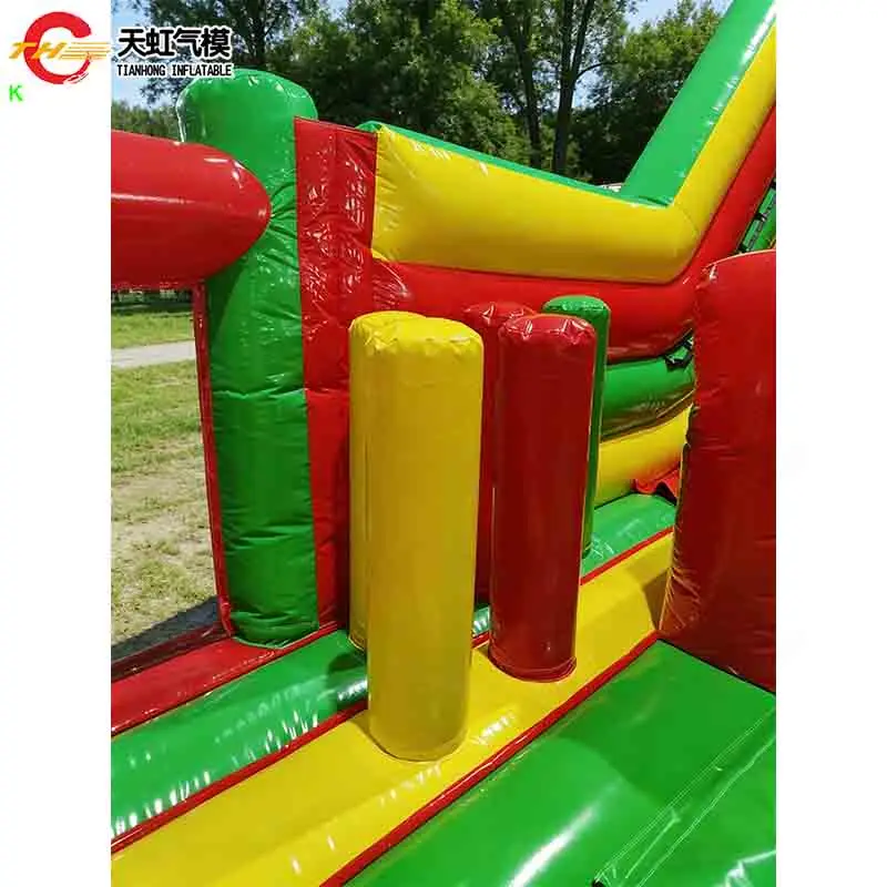 Kommerzielle aufblasbare Fußball-Hindernisrutsche auf dem Meer, maßgeschneiderte aufblasbare Hüpferrutsche, Spielplatz mit Gebläse