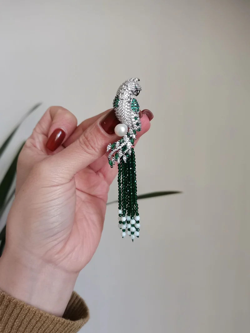 Luxury CZ Zircon Crystal Parrot Tassel Brooch Pin with Shell Pearl Platinum Plating Emerald Color Stone Bird Animal Jewelry