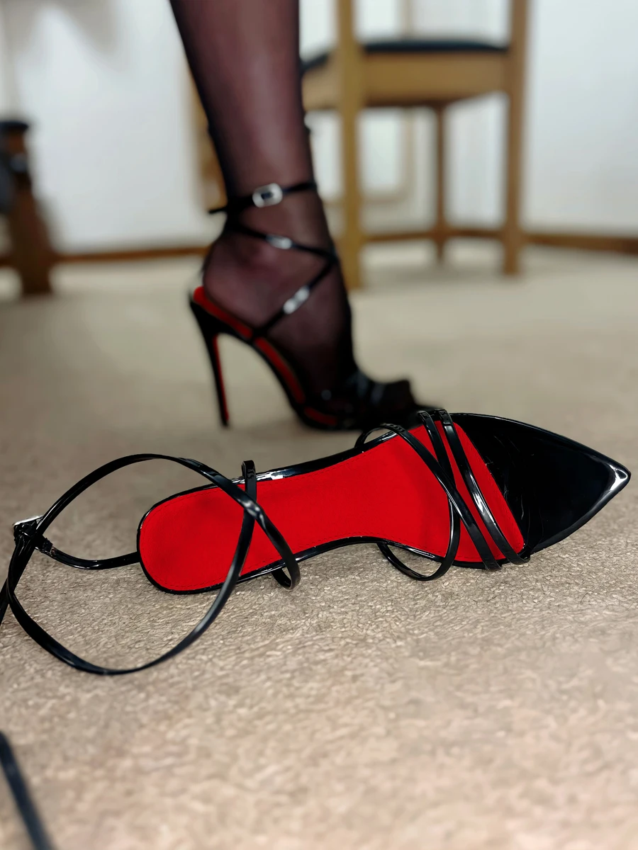 صنادل صيفية جديدة لعام 2025 بمقدمة مدببة متقاطعة بكلمة واحدة وحزام بإبزيم صنادل نسائية مثيرة بكعب عالٍ باللون الأحمر وحزام على الأحذية