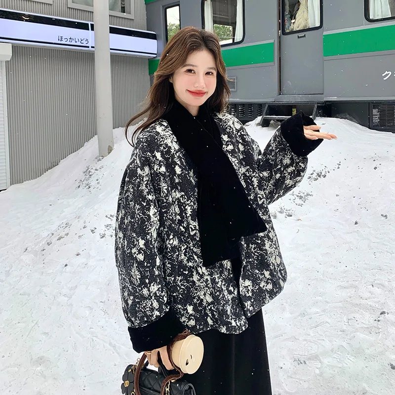 New Chinese style down jacket women in winter 2025 jacquard long sleeved versatile and thick elegant short style jacket