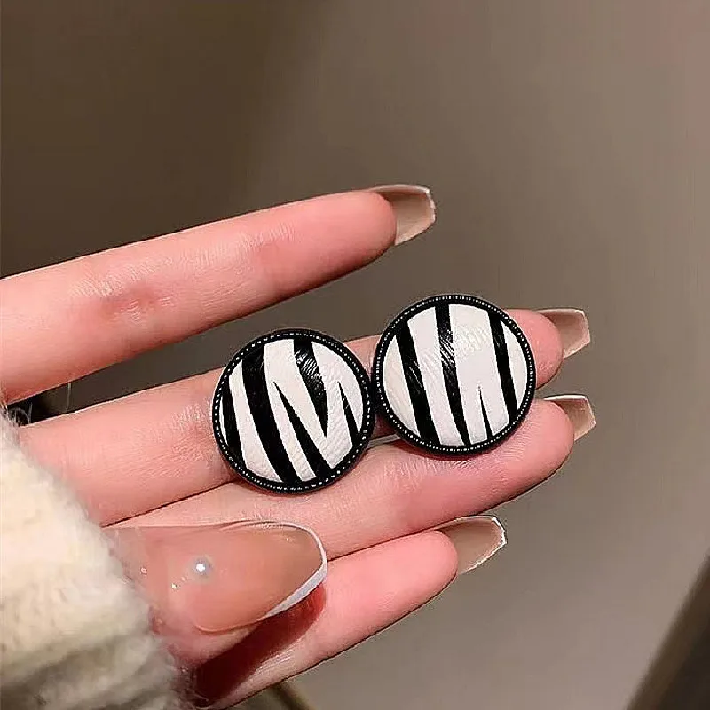 Personality Geometric Black White Color Geometric Pattern Irregular Stripe Earrings Retro Trend Woman Exquisite Ear Accessories