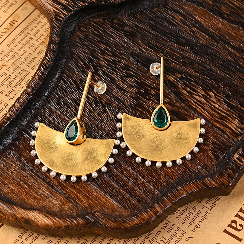 New 2025 Fashion Classic European and American Retro Light Luxury Palace Fan Leaf Pearl Earrings Personalized earrings woman