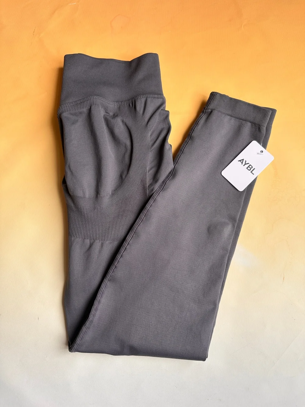Sport-Yoga-Bekleidung für Damen: Nahtloser und atmungsaktiver Yoga-BH, unsichtbare und eng anliegende Hose, hautfreundlich und hochelastisch. – Detail 15