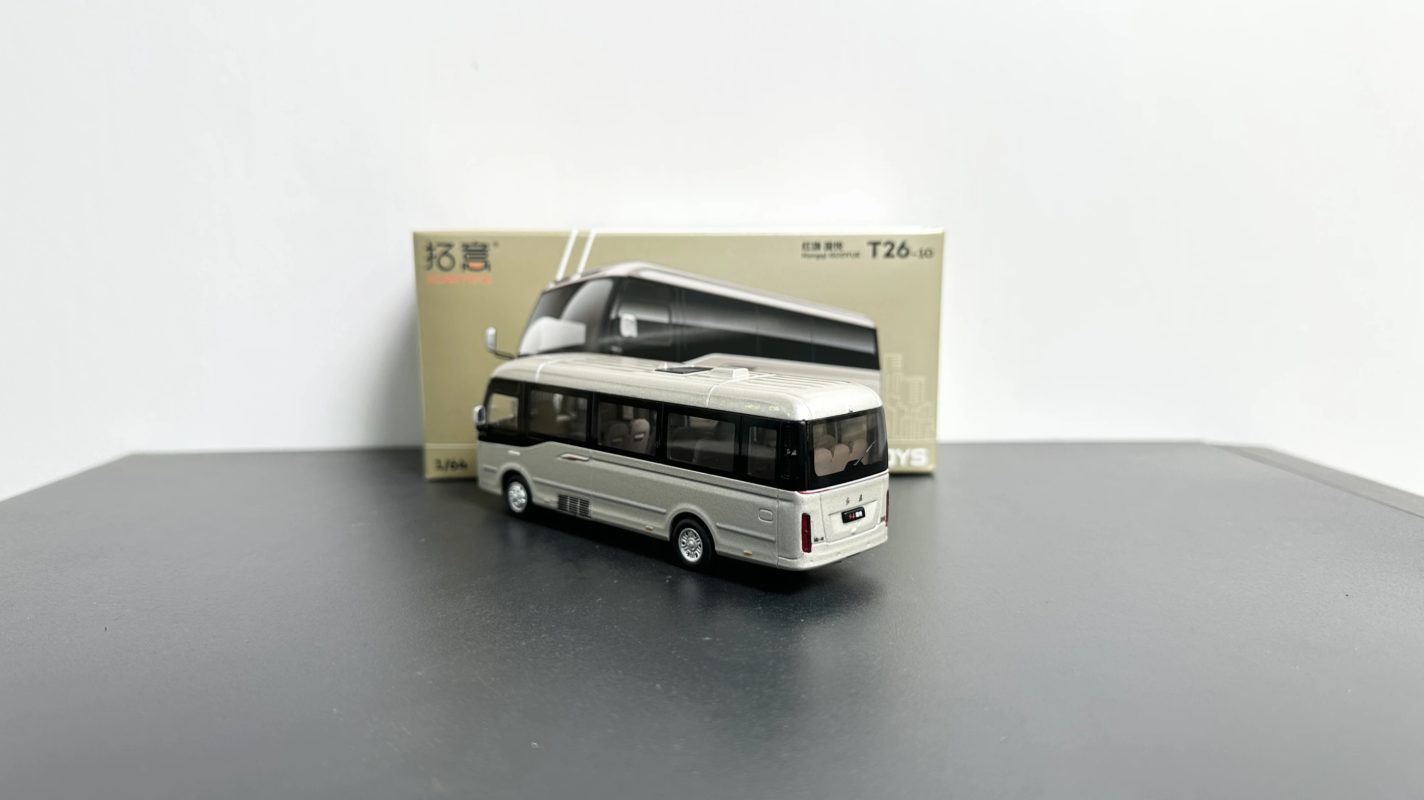1:64 Bandiera rossa, Guoyue, Ornamento da collezione di autobus CMB aziendali di lusso, modello di auto Guoyue con bandiera rossa Tuoyi